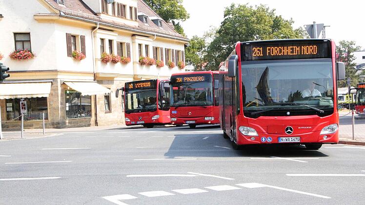 Jede halbe Stunde schwärmen die Busse vom Bahnhofplatz aus in alle Richtungen. Foto: Josef Hofbauer