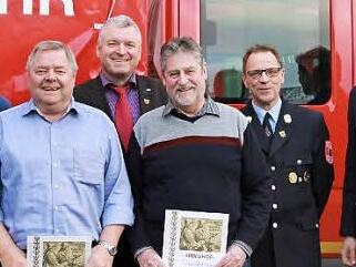 Feuerwehrreferent Dieter Gerstenkorn, Bürgermeister Jürgen Hennemann, Kommandant Michael Wüstenberg und Vereinsvorsitzender Anton Gerstenkorn (hi. v. li.) gratulierten Wolfgang Kaspar und Rainer Eisenhardt zu 40 Jahren Mitgliedschaft bei der Feuerwehr Ebern.  Foto: Becht