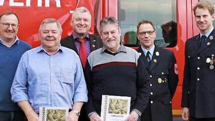 Feuerwehrreferent Dieter Gerstenkorn, Bürgermeister Jürgen Hennemann, Kommandant Michael Wüstenberg und Vereinsvorsitzender Anton Gerstenkorn (hi. v. li.) gratulierten Wolfgang Kaspar und Rainer Eisenhardt zu 40 Jahren Mitgliedschaft bei der Feuerwehr Ebern.  Foto: Becht