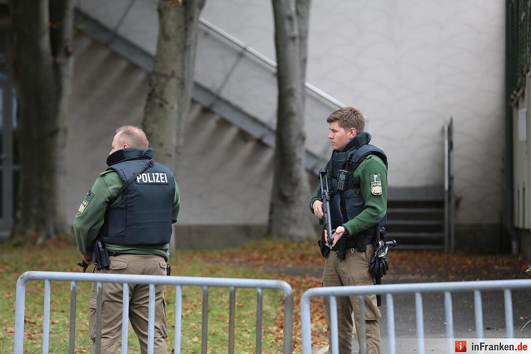 15-Jaehriger Schüler drohte Gewaltverbrechen an - Grosseinsatz der Polizei in Selb - Schule stundenlang abgeriegelt