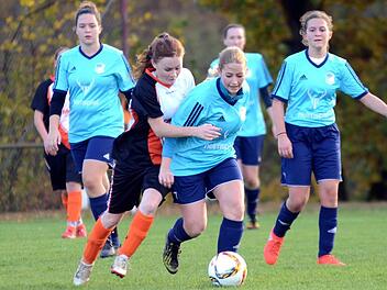 Hinter den Damen des TSV Ebermannstadt (hellblaue Trikots) liegt ein erfolgreicher Doppelspieltag: Dem 1:0-Sieg gegen Gremsdorf folgte ein 4:1 gegen die DJK Eggolsheim.  Foto: herzopress