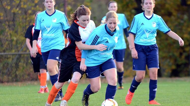 Hinter den Damen des TSV Ebermannstadt (hellblaue Trikots) liegt ein erfolgreicher Doppelspieltag: Dem 1:0-Sieg gegen Gremsdorf folgte ein 4:1 gegen die DJK Eggolsheim.  Foto: herzopress