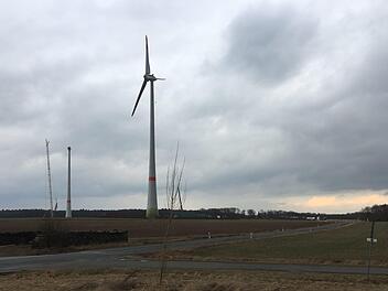Hier mündet der Haberfeldweg (von rechts kommend) in den Stückbrunner Weg bzw. die Weiherer Straße. Für den Transport der Bauteile für die zwei Windräder im Hintergrund hatte Projektant Roland Lösel die Nutzung des kleinen Grundstückes links unterhalb der Einmündung beantragt.  Foto: Michael Memmel