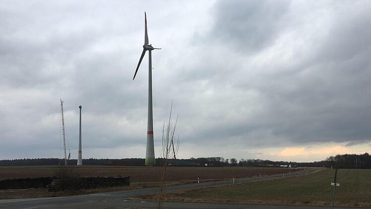 Hier mündet der Haberfeldweg (von rechts kommend) in den Stückbrunner Weg bzw. die Weiherer Straße. Für den Transport der Bauteile für die zwei Windräder im Hintergrund hatte Projektant Roland Lösel die Nutzung des kleinen Grundstückes links unterhalb der Einmündung beantragt.  Foto: Michael Memmel