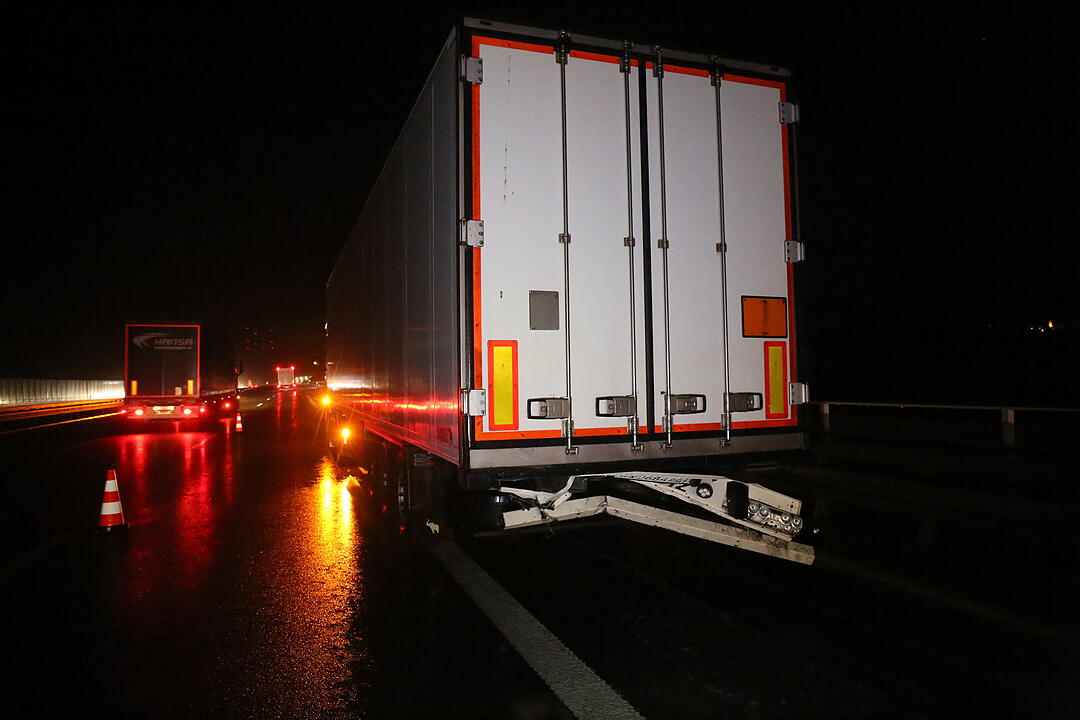 Tödlicher Unfall auf A9: Autos krachen  in Unfallstelle – Mann von Brücke geschleudert