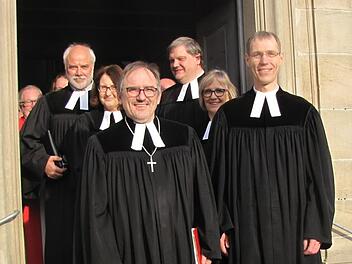 Dekan Andreas Kleefeld und Pfarrer Ronald Henke verlassen nach Henkes Amtseinführung die Trinitatiskirche in Unterlauter. Dahinter von links: Pfarrer Eberhard Wunder, Pfarrerin Dorothea Eichhöfer-Wunder, Ephorus Pfarrer Karl-Heinz Hillermeier und die Seniorin Pfarrerin Gabriele Töpfer. Foto: Martin Koch