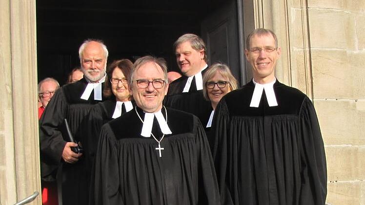 Dekan Andreas Kleefeld und Pfarrer Ronald Henke verlassen nach Henkes Amtseinführung die Trinitatiskirche in Unterlauter. Dahinter von links: Pfarrer Eberhard Wunder, Pfarrerin Dorothea Eichhöfer-Wunder, Ephorus Pfarrer Karl-Heinz Hillermeier und die Seniorin Pfarrerin Gabriele Töpfer. Foto: Martin Koch