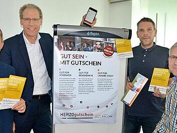 Stadt und Werbegemeinschaft freuen sich auf und über den neuen Herzo-Gutschein (von links): Judith Jochmann (Stadtmarketing), Bürgermeister German Hacker sowie Stefan Müller und Thomas Kotzer von der Förder- und Werbegemeinschaft Herzogenaurach  Foto: Bernhard Panzer