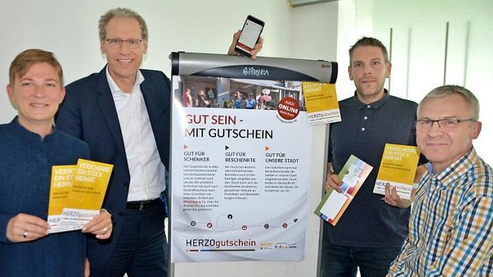 Stadt und Werbegemeinschaft freuen sich auf und über den neuen Herzo-Gutschein (von links): Judith Jochmann (Stadtmarketing), Bürgermeister German Hacker sowie Stefan Müller und Thomas Kotzer von der Förder- und Werbegemeinschaft Herzogenaurach  Foto: Bernhard Panzer