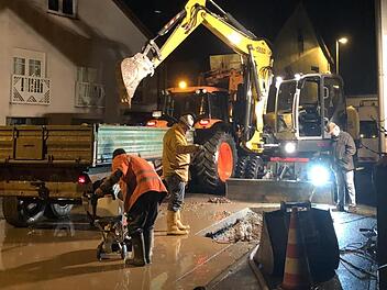 In der Nacht auf Heiligabend repariert der Bauhof Schondra einen Wasserleitungsschaden in der Marktstraße. Foto: Sebastian Schmitt
