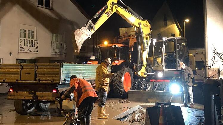 In der Nacht auf Heiligabend repariert der Bauhof Schondra einen Wasserleitungsschaden in der Marktstraße. Foto: Sebastian Schmitt