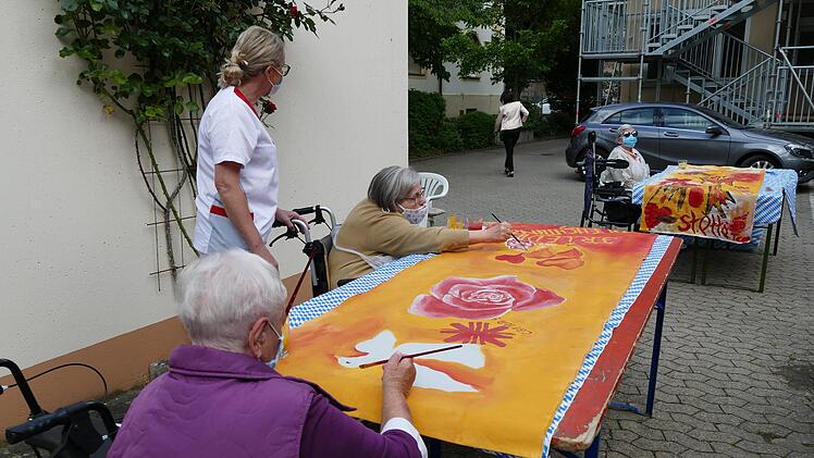 Fantasie ist gefragt, den Altenheimbewohnern auch in der Corona-Zeit Freude zu bereiten. Es gelingt mit kreativen Angeboten, aber auch mit seelsorglichen. Foto: Marion Krüger-Hundrup