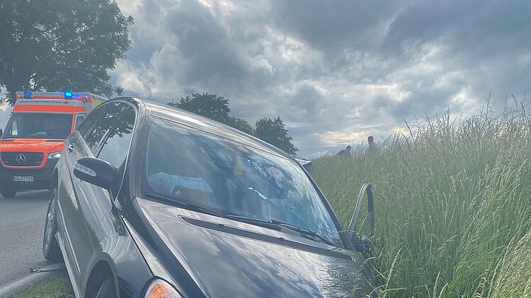 Marktschorgast: Frau (71) bei Autounfall schwer verletzt - Mann (45) begeht gleich mehrere Straftaten