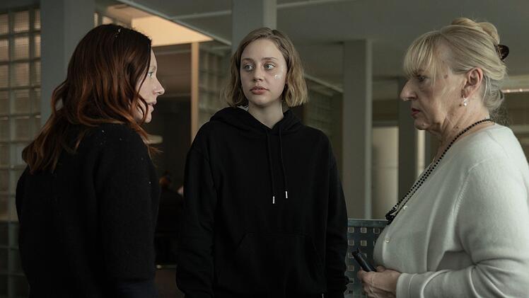 M&uuml;tter und T&ouml;chter: Ira Zach (Lavinia Wilson, links) staunt nicht schlecht, als ihre Tochter Pippa (Sophie Borchhardt, Mitte) festgenommen wird, weil sie sich mit einem Bauern gepr&uuml;gelt hat. Sie wusste nicht, dass der Teenager zu den hiesigen Tieraktivisten geh&ouml;rt. Iras Mutter Franziska (Johanna Bittenbinder) versucht, zu vermitteln.