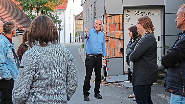 Um die Durchfahrt von Lastwagen an der Engstelle in Etzelskirchen zu verhindern, soll die Fahrbahn schon vorher verengt werden. Der Bauausschuss begutachtete auch die besch&auml;digten Hausecke.  Andreas Dorsch