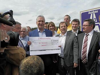 Innenminister mit "Scheck".