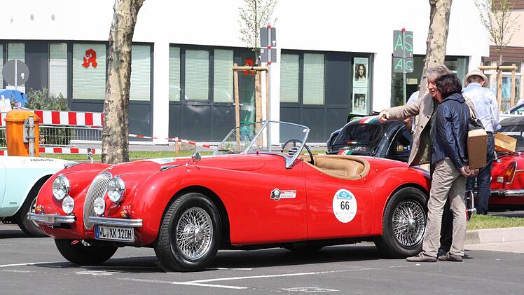 Blickfang Jaguar XK 120 OTS. Er ist gut für 195 "Sachen".