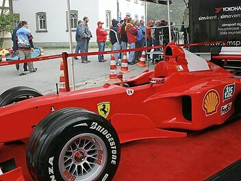 Während das Rennen lief, spielte selbst ein Original-Rennwagen von Michael Schumacherr aus den 1990er-Jahren beim "Ferrari-Day" in Schederndorf nur eine Nebenrolle. Foto: Matthias Hoch/Archiv