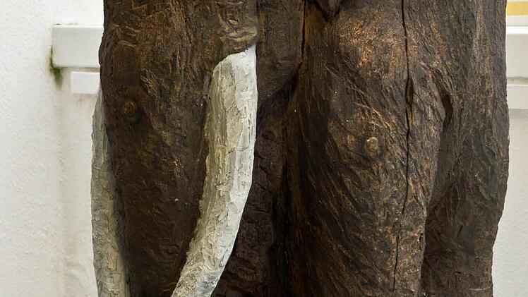 Sieht aus wie aus Holz ist aber aus Bronze: Elefant von Gerhard Nerowski.Foto: Jochen Berger