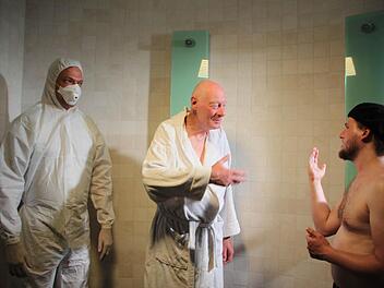 Regisseur Simon Begemann (rechts) spricht mit Dirk Bender die nächste Szene ab. Fotos: Roepert