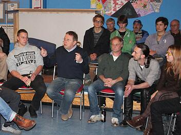 Wie geht es mit der Gößmannsreuther Kulturschule weiter? Diese Frage stand im Mittelpunkt eines Gesprächs zwischen den Musikern und Oberbürgermeister Henry Schramm (Mitte). Dieser befürwortet einen Fortbestand der Einrichtung. Foto: Stephan Stöckel