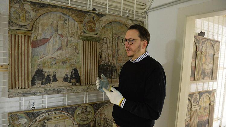 Alexander Süß an den Emporetafeln der Nikolauskapelle. Die Tafeln stammen aus den Jahren 1591 bis 1594. Foto: Ronald Rinklef