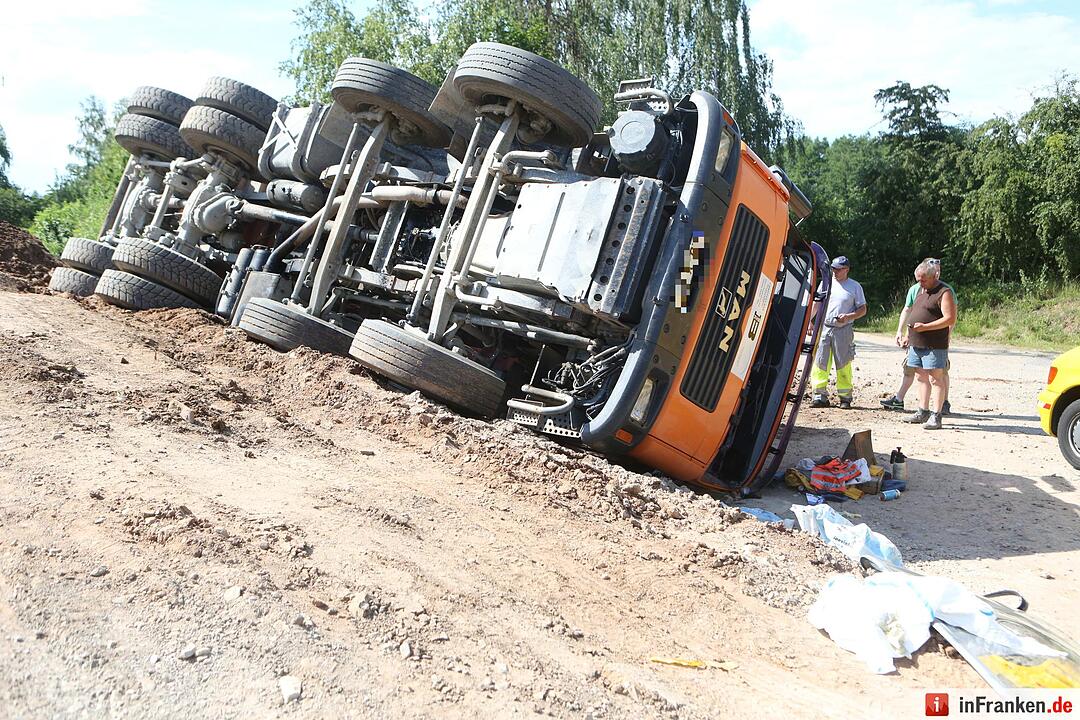 Lkw stuerzt bei Abladevorgang auf die Seite