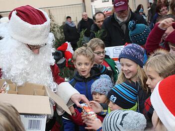 Als Nikolaus getarnt: Bürgermeister Wilhelm Friedrich verteilt Süßigkeiten an die Kinder und Flüchtlingskinder aus Zeitlofs. Foto: Joachim Weichert