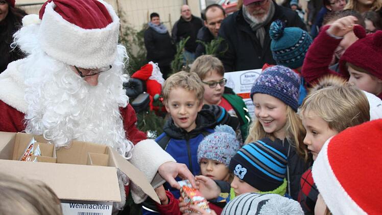 Als Nikolaus getarnt: Bürgermeister Wilhelm Friedrich verteilt Süßigkeiten an die Kinder und Flüchtlingskinder aus Zeitlofs. Foto: Joachim Weichert