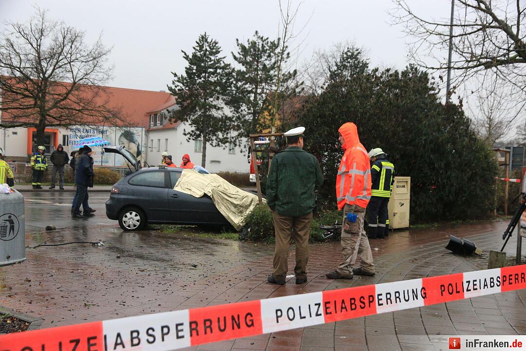 Auto fährt in Forchheim in Menschengruppe