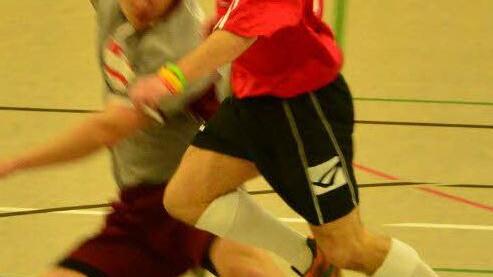 Grätschen war im Gegensatz zu den Turnieren des BFV erlaubt, was Max Kummer ("Shluggers") gegen Daniel Ruppert ("Tartan Army Burk") probierte. Foto: Norbert Fischer