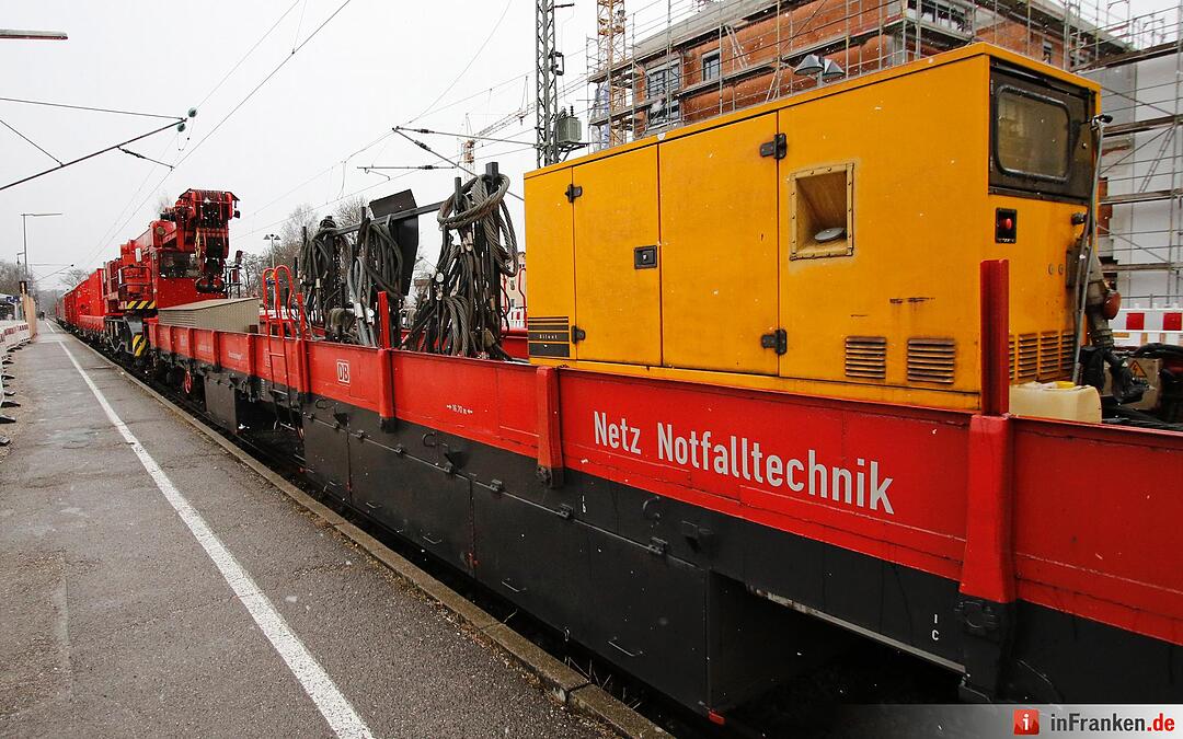 Ein Zug der DB Netz Notfalltechnik steht am 10.02.2016 am Bahnhof in Bad Aibling (Bayern).   Am 09.02.2016 waren zwei Meridian-Nahverkehrszüge der privaten Bayerischen Oberlandbahn auf der eingleisigen Strecke zwischen Holzkirchen und Rosenheim bei hohem Tempo frontal ineinander gekracht. Zehn Menschen starben. Ein erster Spezialkran der Deutschen Bahn sei am Mittwochvormittag am Unfallort eingetroffen, wie das Unternehmen mitteilte. Der Kran aus Fulda habe eine Tragkraft von 160 Tonnen. Zudem g
