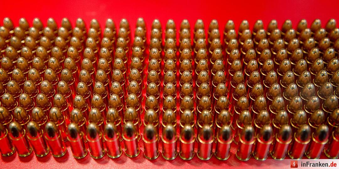 Neun-Millimeter-Patronen des italienischen Munitions-Herstellers Northwest sind am 04.03.2016 während der Jagd- und Sportwaffenmesse IWA OutdoorClassics in Nürnberg (Bayern) am Stand des Unternehmens ausgestellt. Auf der IWA präsentieren bis 7. März mehr als 1400 Aussteller Jagd- und Sportwaffen, Munition, Messer, Outdoor-Bedarf und Zubehör. Foto: Daniel Karmann/dpa