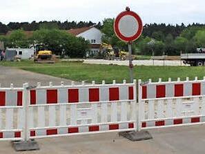 Die Erschließung des Festplatzareals ist eine der großen Infrastruktur-Investitionen der Gemeinde Strullendorf. Inzwischen haben dort die Arbeiten für den Einkaufsmarkt begonnen.  Fotos: Ronald Rinklef/Hans Kurz