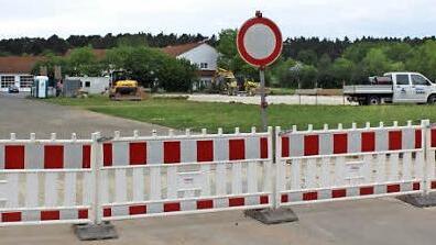 Die Erschließung des Festplatzareals ist eine der großen Infrastruktur-Investitionen der Gemeinde Strullendorf. Inzwischen haben dort die Arbeiten für den Einkaufsmarkt begonnen.  Fotos: Ronald Rinklef/Hans Kurz