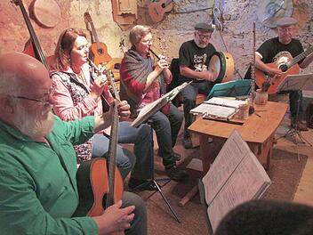 In ein Irish Pub hat sich die Kulturscheune der Familie Kunzmann vorübergehend verwandelt.  Foto: Josef Hofbauer