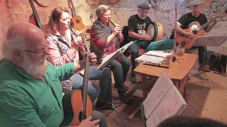 In ein Irish Pub hat sich die Kulturscheune der Familie Kunzmann vorübergehend verwandelt.  Foto: Josef Hofbauer