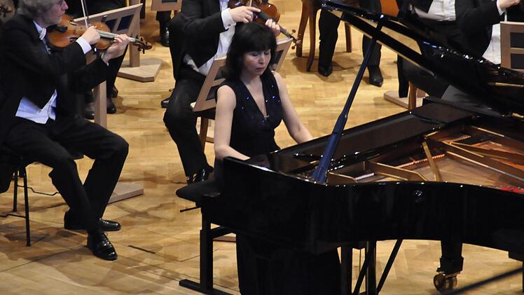 Sie ist eine begnadete Pianistin, welche mit den 52 weißen und 36 schwarzen Tasten des Flügels phänomenale einzigartige Klangwelten erschafft.