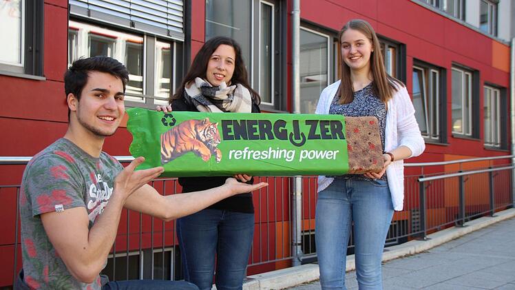 Florian Koberstein, Franziska Wedler und Theresa Kohl stehen im Halbfinale des Wirtschaftsplanspiels "Play the Market".  Foto: Benedikt Borst
