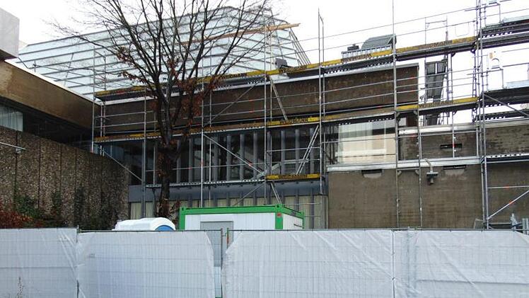 Die Fassade der Halle ist schon eingerüstet. Den Dachaufbau nennen die Verantwortlichen "Ufo".Petra Malbrich