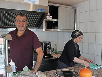 Muhammad und Solafa Kashash verdienen mit ihrer Shisha- und Imbissbar endlich wieder ihr eigenes Geld. Es machte sie unglücklich von finanzieller Unterstützung durch den Staat abhängig zu sein. Theresa Schiffl