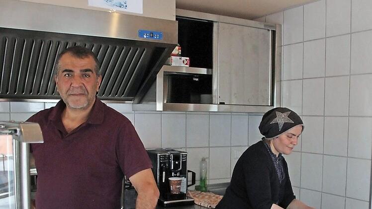 Muhammad und Solafa Kashash verdienen mit ihrer Shisha- und Imbissbar endlich wieder ihr eigenes Geld. Es machte sie unglücklich von finanzieller Unterstützung durch den Staat abhängig zu sein. Theresa Schiffl