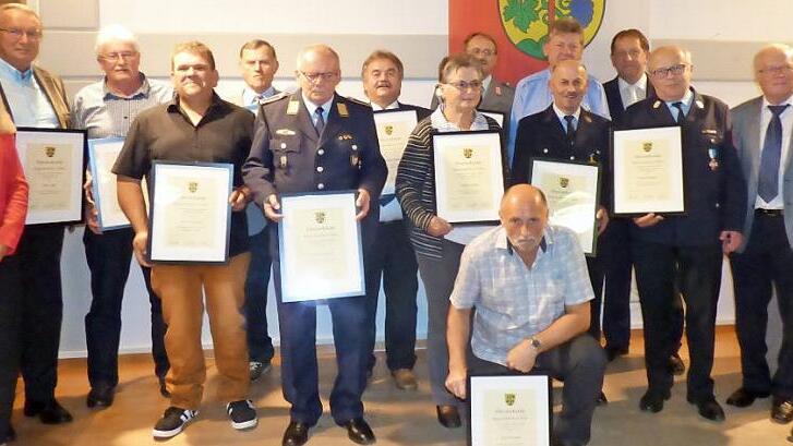 Die Träger der Silbernen Bürgermedaille und ihre Lobredner (v. l.): MdB Silke Launert, Peter Dürr, Eduard Roppelt, Joachim Roppelt, Anton Endres, Gerhard Dressel, Roland Müller, Gerda Launert, Peter Brütting, Helmut Müller, Luitpold Kaiser, Dritter Bürgermeister Manfred Eckert, Harald Bogner, Zweiter Bürgermeister Georg Bauernschmidt, Bürgermeister Hanngörg Zimmermann und (kniend) Hans Brendel  Foto: Thomas Weichert