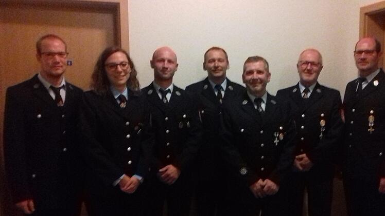 Geehrt wurden  f&uuml;r zehn Jahre aktiven Dienst Steffen Muth und Ramona Muth, f&uuml;r 20 Jahre Dirk Fischer, f&uuml;r 30 Jahre Michael Beck und f&uuml;r 40 Jahre aktiven Dienst Erhard Hahn, Georg Baus und Dieter Muth. Inge Morschh&auml;user