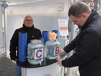 Welches Wasser schmeckt am besten? Am Stand der Stadtwerke lie&szlig; Jens T&auml;ufer (hinten) die Besucher probieren.  Fotos: Yannick Hupfer