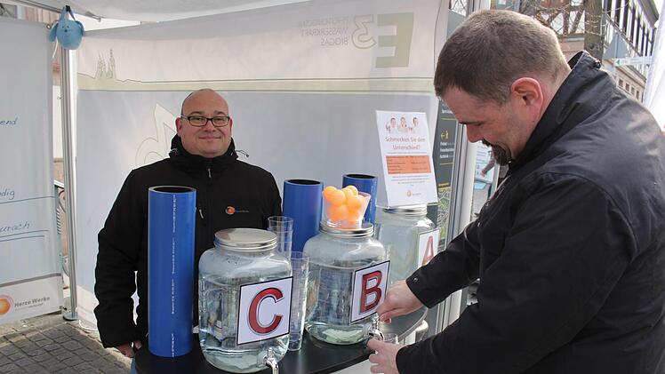 Welches Wasser schmeckt am besten? Am Stand der Stadtwerke lie&szlig; Jens T&auml;ufer (hinten) die Besucher probieren.  Fotos: Yannick Hupfer