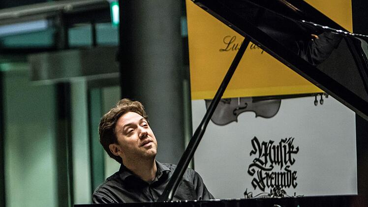 Zu Gast in Coburg bei der Gesellschaft der Musikfreunde: Der Pianist Benjamin Moser beeindruckte die Zuhörer bei seinem Solo-Abend im HUK-Foyer.Foto: Jochen Berger