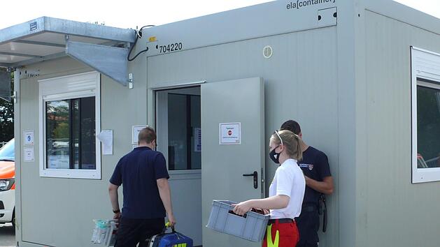 Die Vorbereitungen laufen bis zuletzt: In diesem Container am Erlanger Gro&szlig;parkplatz kann man sich ab heute freiwillig auf Covid-19 testen lassen.   Fotos: Karina Brock