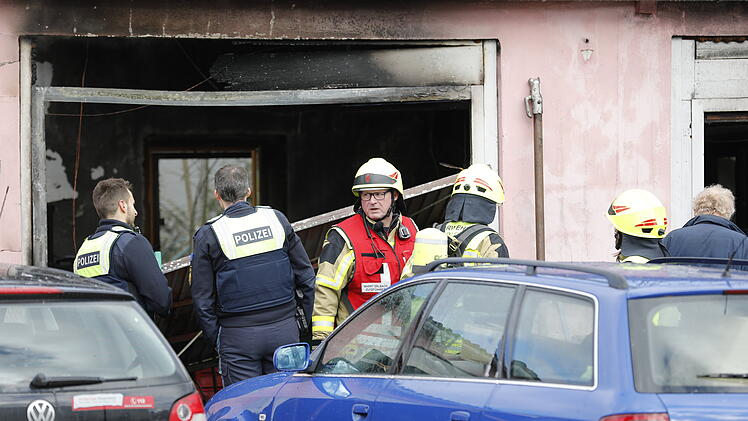 Garagenbrand: Acht Personen über Leiter gerettet