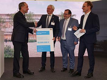 Hallstadt: Millionen-Förderung - Aiwanger besucht neues Innovationszentrum